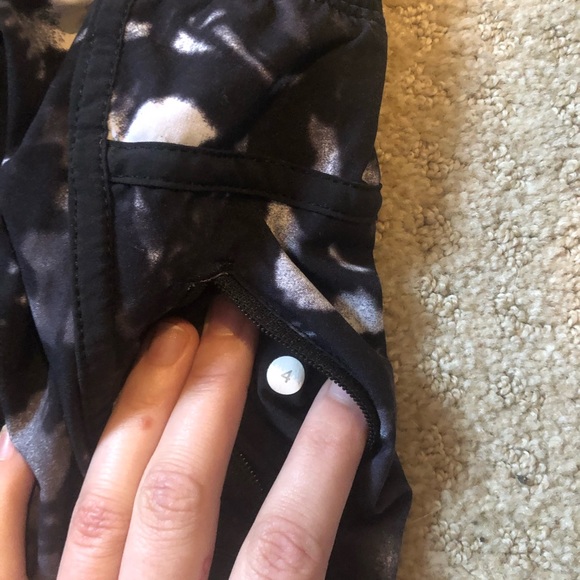 LULULEMON SHORTS!!🔥🔥 SIZE 4!!! - Picture 5 of 5